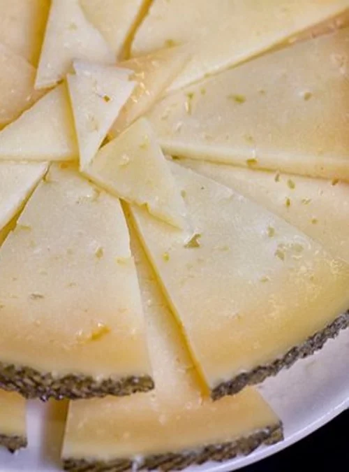 Semicured Artisan Sheep´s Milk Cheese - Aged 3-4 months - Image 2